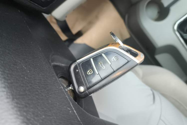 Used FORTHING Lingzhi 2017 M3L 1.6L 7-Seater Comfort Model Vehicle Key