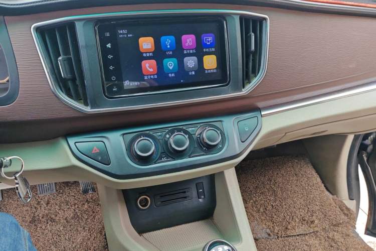 Used FORTHING Lingzhi 2018 M5 1.6L 7-Seater Luxury Model Audio And AC Panel
