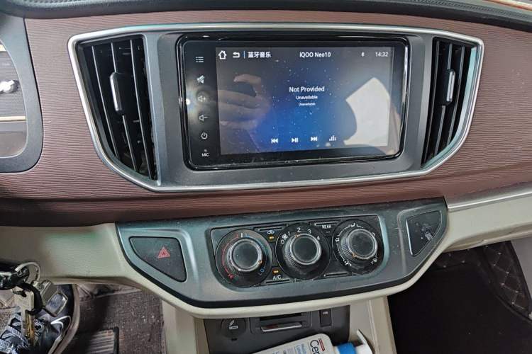 Used FORTHING Lingzhi 2018 M5L 1.6L 7-Seater Luxury Model Audio And AC Panel