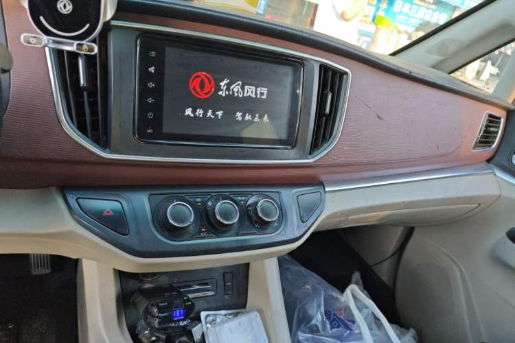 Used FORTHING Lingzhi 2018 M5L 1.6L 7-Seater Luxury Model Audio And AC Panel