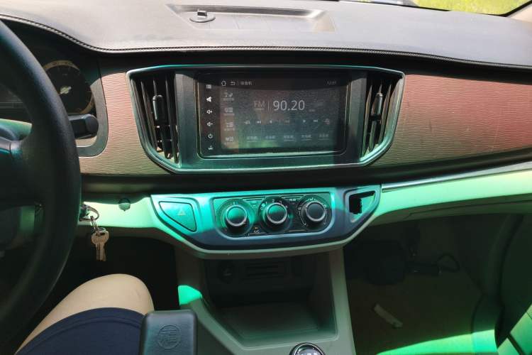 Used FORTHING Lingzhi 2018 M5L 1.6L 7-Seater Luxury Model Audio And AC Panel
