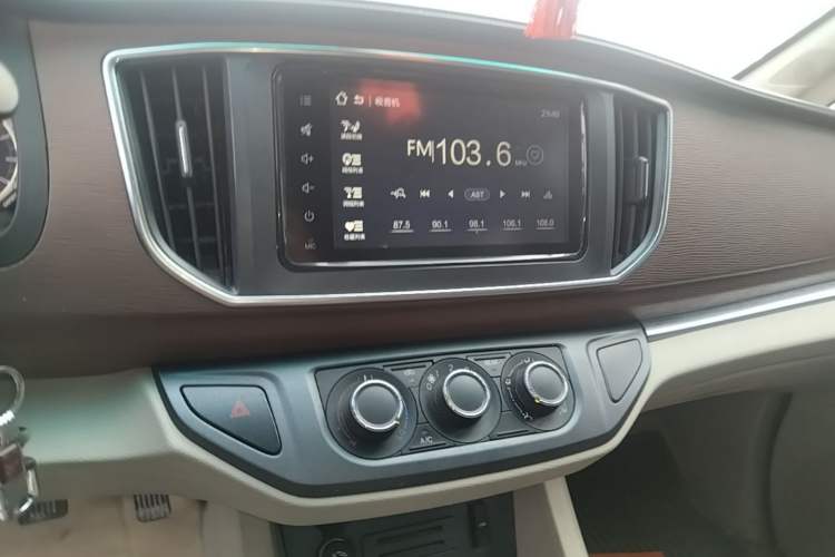 Used FORTHING Lingzhi 2018 M5L 1.6L 7-Seater Luxury Model Audio And AC Panel