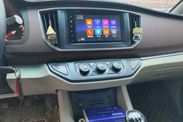 Used FORTHING Lingzhi 2018 M5L 1.6L 7-Seater Luxury Model Audio And AC Panel