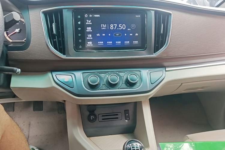 Used FORTHING Lingzhi 2018 M5L 1.6L 7-Seater Luxury Model Audio And AC Panel