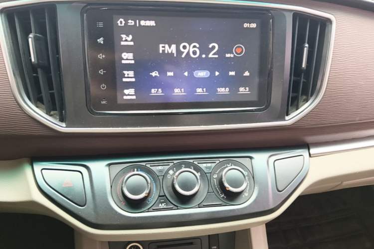 Used FORTHING Lingzhi 2018 M5L 1.6L 7-Seater Luxury Model Audio And AC Panel
