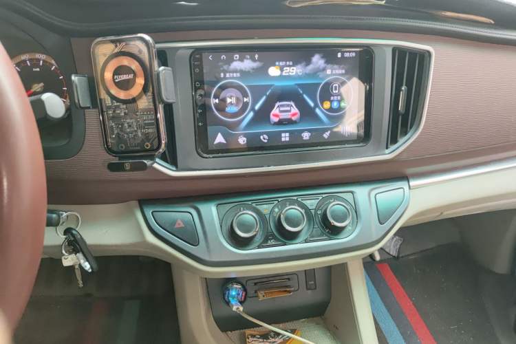 Used FORTHING Lingzhi 2018 M5L 1.6L 7-Seater Luxury Model Audio And AC Panel