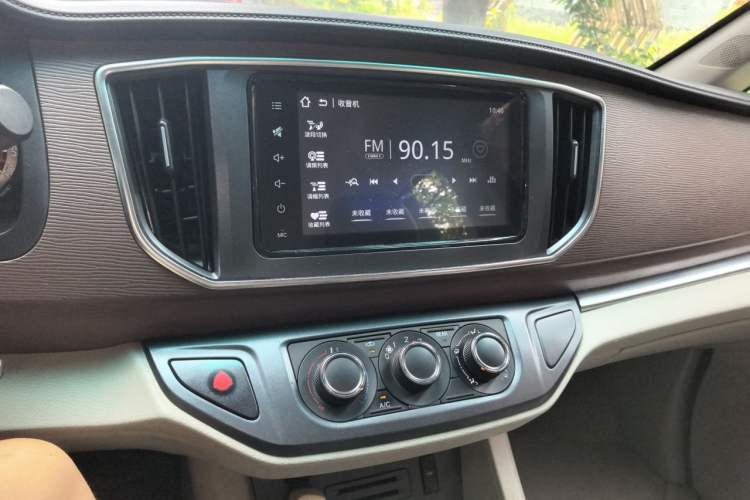 Used FORTHING Lingzhi 2018 M5L 1.6L 7-Seater Luxury Model Audio And AC Panel