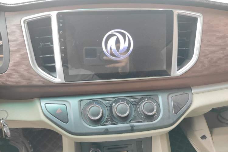 Used FORTHING Lingzhi 2018 M5L 1.6L 7-Seater Comfort Model Audio And AC Panel