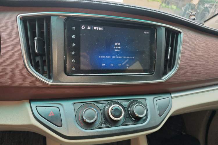Used FORTHING Lingzhi 2018 M5L 1.6L 7-Seater Luxury Model Audio And AC Panel