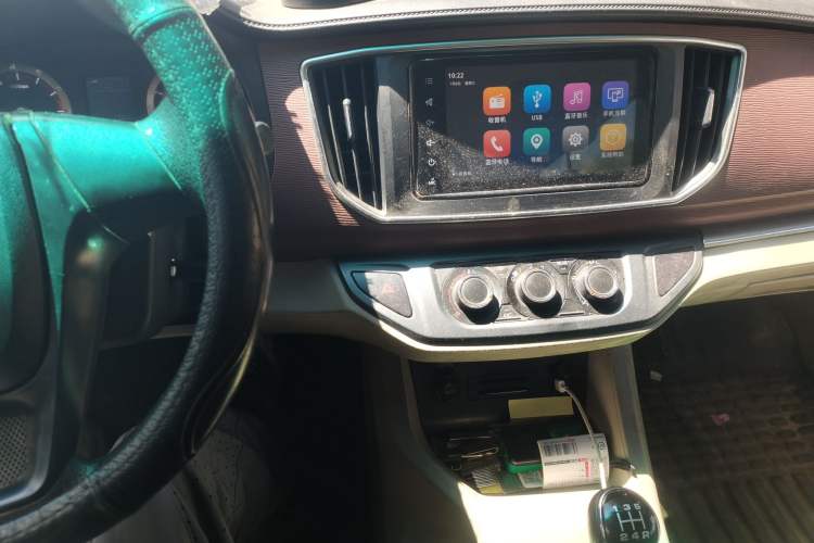Used FORTHING Lingzhi 2018 M5L 1.6L 7-Seater Luxury Model Audio And AC Panel