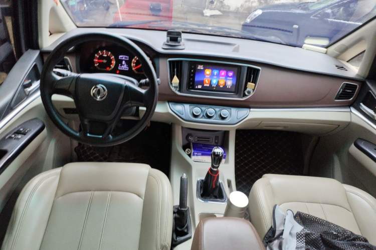 Used FORTHING Lingzhi 2018 M5L 1.6L 7-Seater Luxury Model Center Console
