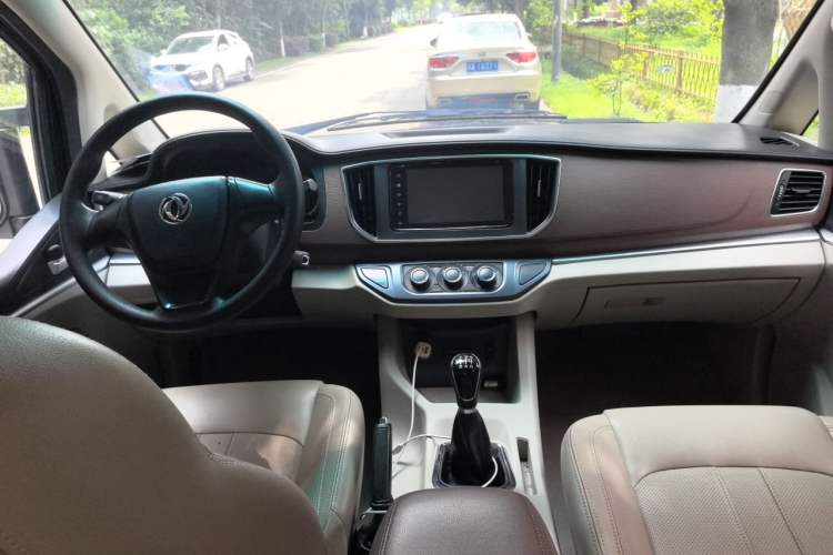 Used FORTHING Lingzhi 2018 M5L 1.6L 7-Seater Luxury Model Center Console