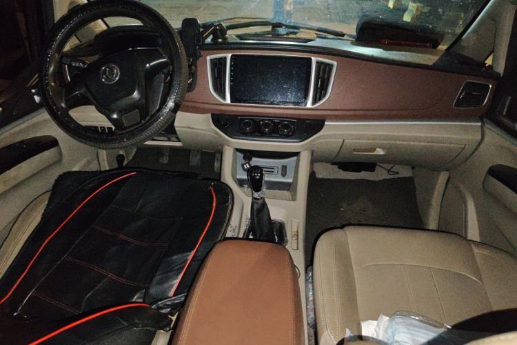 Used FORTHING Lingzhi 2018 M5 1.6L 7-Seater Comfort Model Center Console