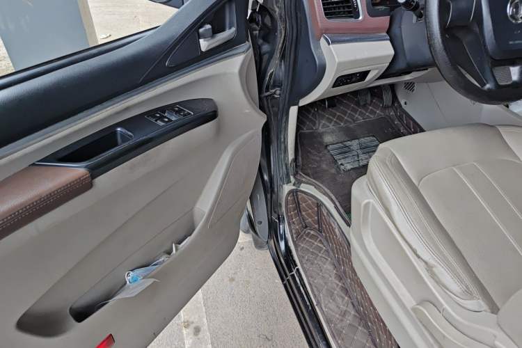 Used FORTHING Lingzhi 2018 M5L 1.6L 7-Seater Luxury Model Driver Seat