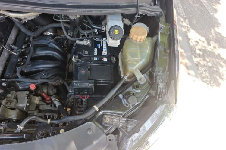 Used FORTHING Lingzhi 2018 M5L 2.0L 9-Seater Comfort Model Engine Bay Left