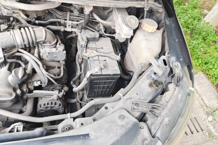 Used FORTHING Lingzhi 2018 M5 1.6L 7-Seater Luxury Model Engine Bay Left