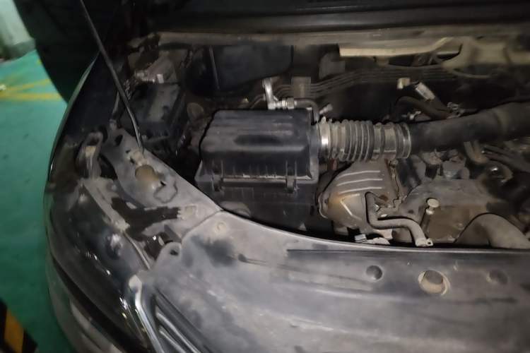 Used FORTHING Lingzhi 2018 M5L 1.6L 7-Seater Luxury Model Engine Bay Right
