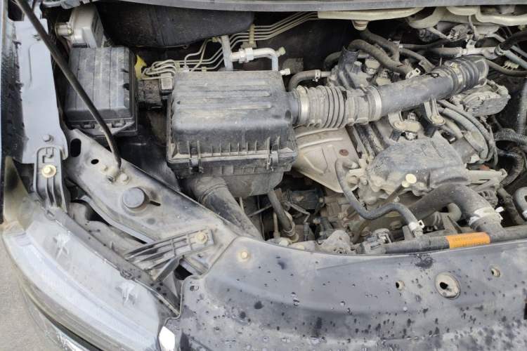 Used FORTHING Lingzhi 2018 M5L 1.6L 7-Seater Luxury Model Engine Bay Right