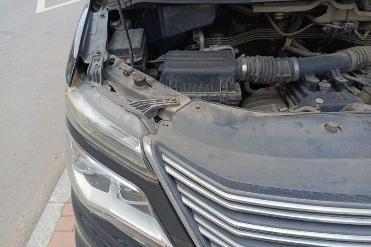 Used FORTHING Lingzhi 2018 M5 1.6L 7-Seater Comfort Model Engine Bay Right