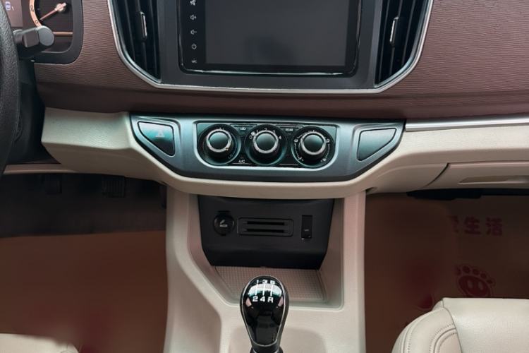 Used FORTHING Lingzhi 2018 M5L 1.6L 7-Seater Luxury Model Interior 3