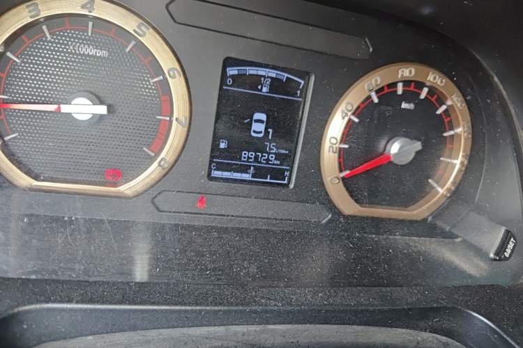 Used FORTHING Lingzhi 2018 M5L 1.6L 7-Seater Luxury Model Odometer Close Up