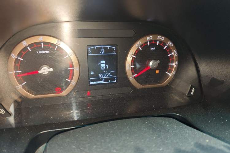 Used FORTHING Lingzhi 2018 M5L 1.6L 7-Seater Luxury Model Odometer Close Up