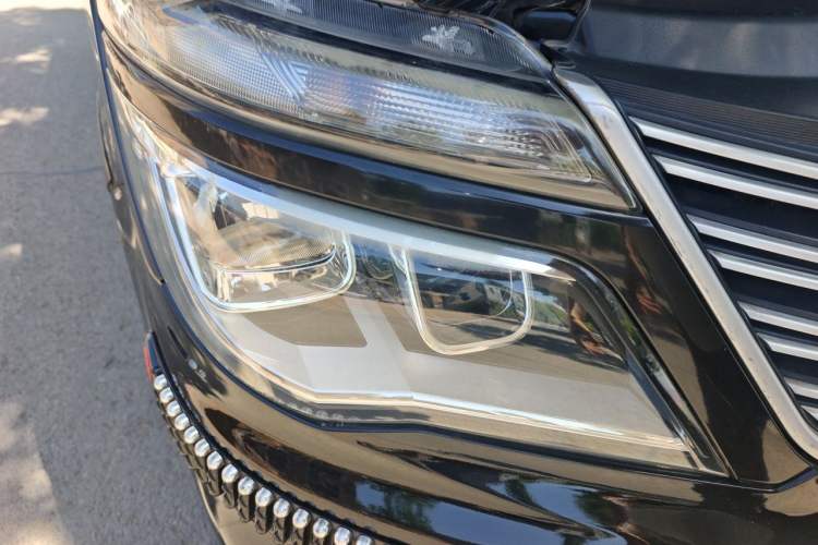 Used FORTHING Lingzhi 2018 M5L 2.0L 9-Seater Comfort Model Right Front Headlight
