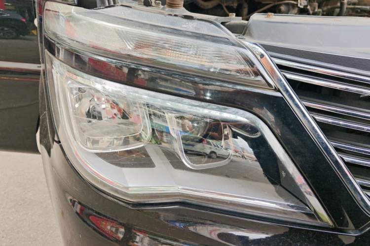 Used FORTHING Lingzhi 2018 M5L 1.6L 7-Seater Luxury Model Right Front Headlight