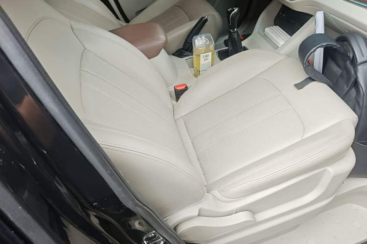 Used FORTHING Lingzhi 2018 M5L 1.6L 7-Seater Luxury Model Right Front Seat