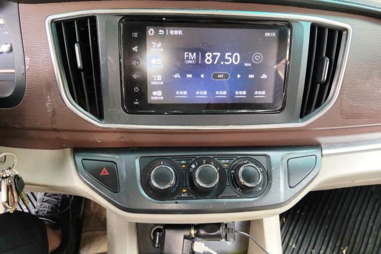 Used FORTHING Lingzhi 2018 M5L 1.6L 7-Seater Luxury Model Audio And AC Panel