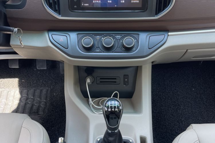 Used FORTHING Lingzhi 2018 M5L 1.6L 7-Seater Luxury Model Audio And AC Panel