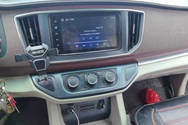 Used FORTHING Lingzhi 2018 M5L 1.6L 7-Seater Luxury Model Audio And AC Panel