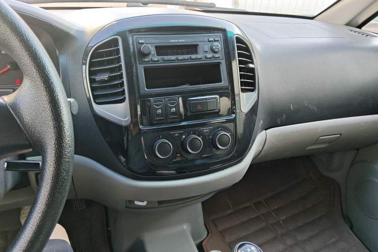 Used FORTHING Lingzhi 2018 M3L 1.6L 7-Seater Comfort Model Audio And AC Panel