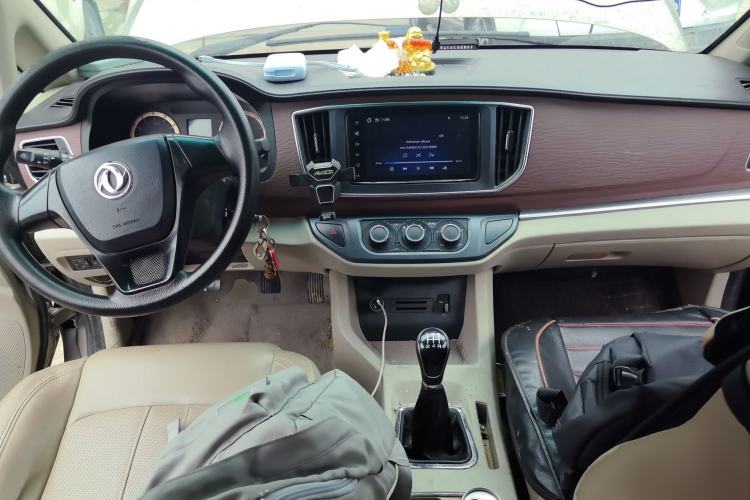 Used FORTHING Lingzhi 2018 M5L 1.6L 7-Seater Luxury Model Center Console