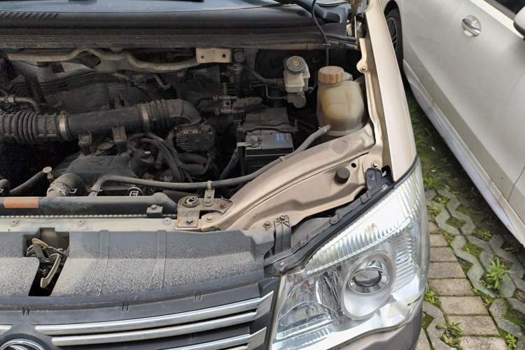 Used FORTHING Lingzhi 2018 M3L 1.6L 7-Seater Comfort Model Engine Bay Left