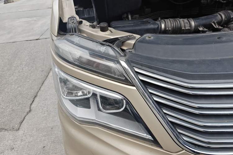 Used FORTHING Lingzhi 2018 M5L 1.6L 7-Seater Luxury Model Right Front Headlight