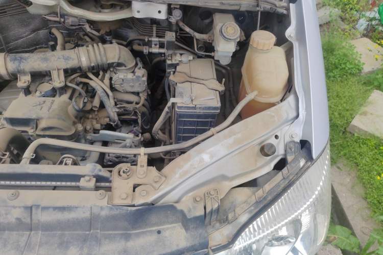 Used FORTHING Lingzhi 2018 M3 1.6L 7-Seater Comfort Model Engine Bay Left