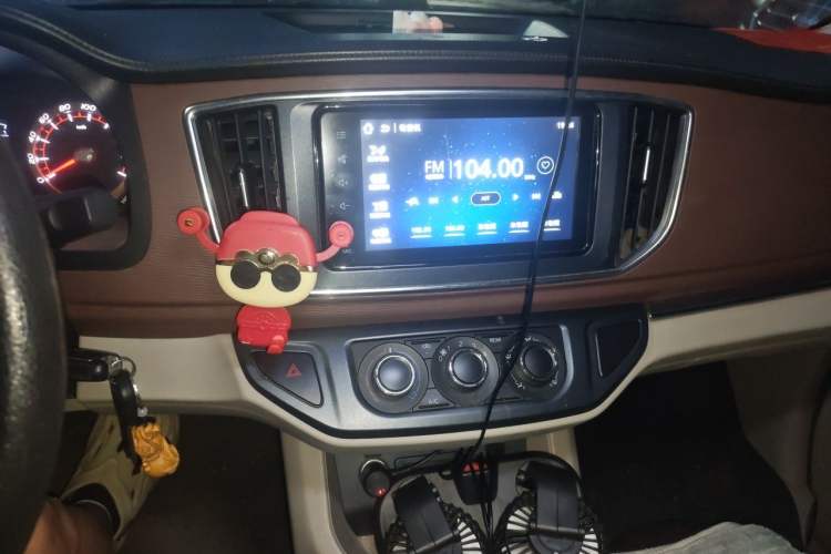 Used FORTHING Lingzhi 2018 M5L 1.6L 7-Seater Luxury Model Audio And AC Panel