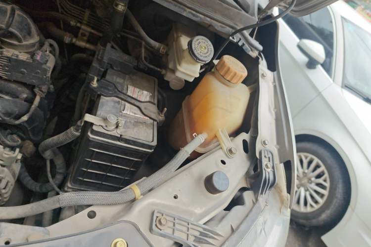 Used FORTHING Lingzhi 2018 M5L 1.6L 7-Seater Luxury Model Engine Bay Left