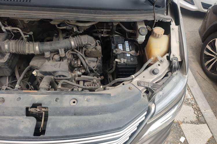 Used FORTHING Lingzhi 2018 M5L 1.6L 7-Seater Comfort Model Engine Bay Left