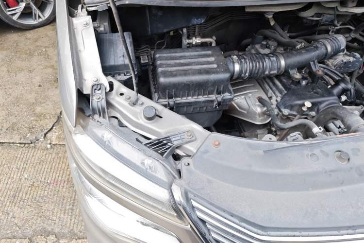 Used FORTHING Lingzhi 2018 M5L 1.6L 7-Seater Luxury Model Engine Bay Right