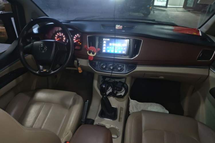 Used FORTHING Lingzhi 2018 M5L 1.6L 7-Seater Luxury Model Interior 2