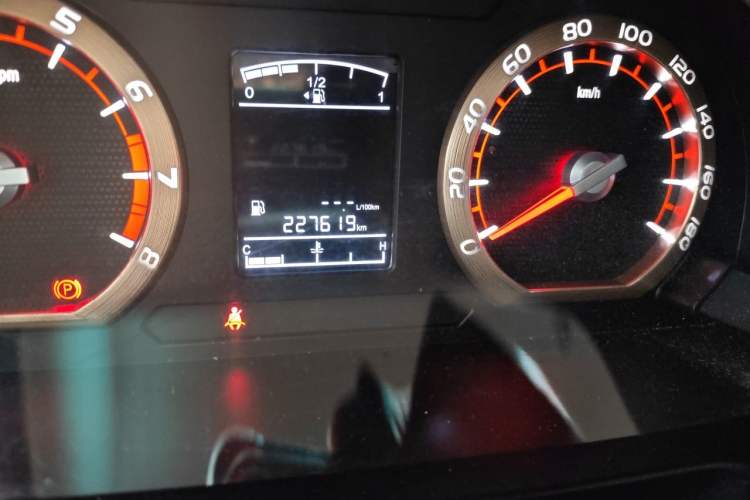 Used FORTHING Lingzhi 2018 M5L 1.6L 7-Seater Luxury Model Odometer Close Up