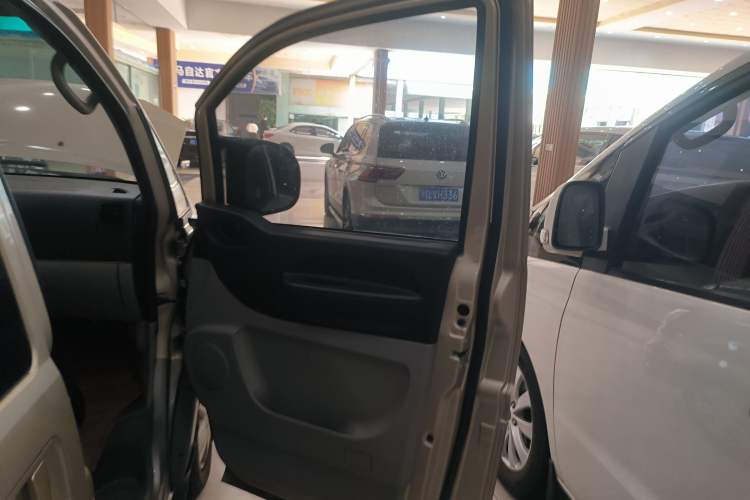 Used FORTHING Lingzhi 2018 M3 1.6L 7-Seater Comfort Model Right Front Door Interior