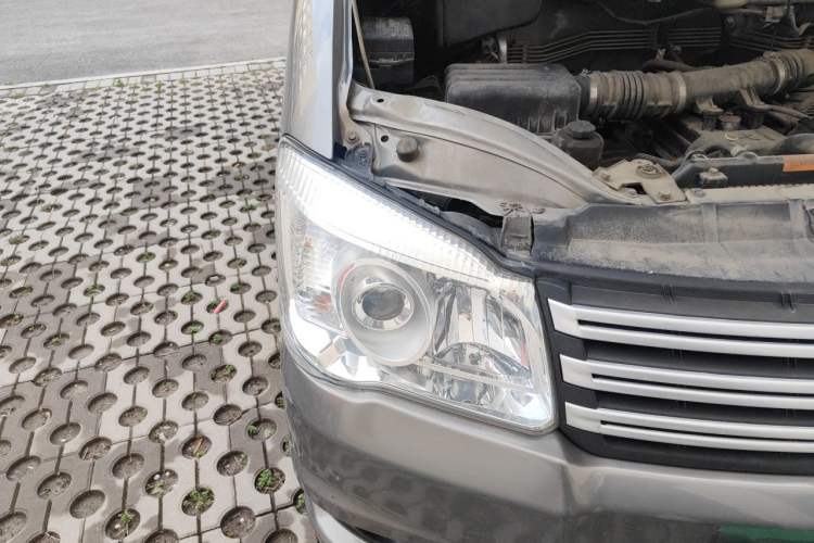Used FORTHING Lingzhi 2018 M3 1.5L 5-Seat Base Model Right Front Headlight
