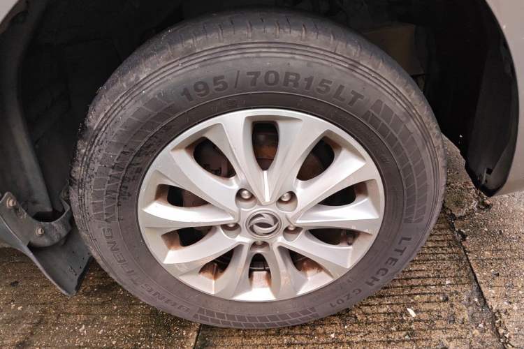 Used FORTHING Lingzhi 2018 M5L 1.6L 7-Seater Luxury Model Right Front Wheel Hub