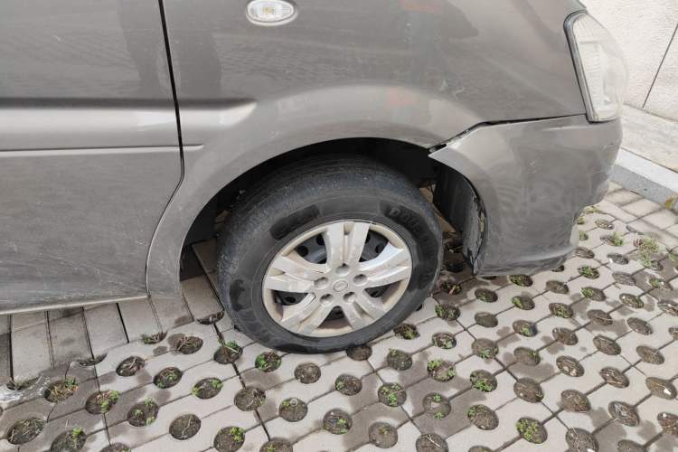 Used FORTHING Lingzhi 2018 M3 1.5L 5-Seat Base Model Right Front Wheel Hub
