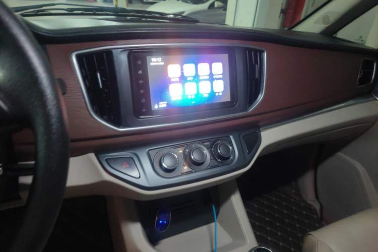 Used FORTHING Lingzhi 2018 M5L 1.6L 7-Seater Luxury Model Audio And AC Panel