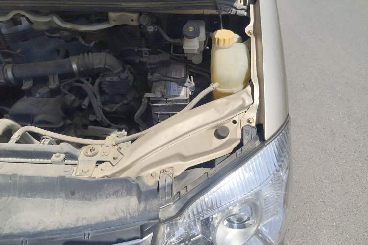 Used FORTHING Lingzhi 2018 M3L 1.6L 7-Seater Comfort Model Engine Bay Left