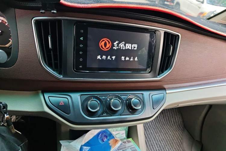 Used FORTHING Lingzhi 2018 M5L 1.6L 7-Seater Luxury Model Audio And AC Panel